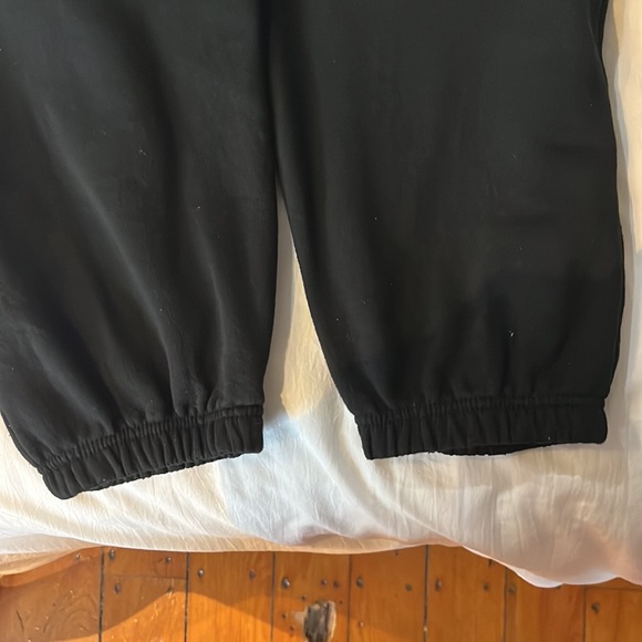 Queen’s University black sweatpants - Picture 5 of 5